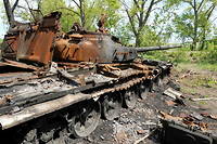Kharkiv (mai 2022). Un tank russe abandonne sur la route de Rus'ka Lozova.
