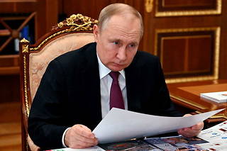 Vladimir Poutine entend réagir aux adhésions de la Suède et de la Finlande à l'Otan.
