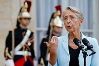 Elisabeth Borne prononce un discours, lors de la passation de pouvoir avec Jean Castex, a Matignon, le 16 mai 2022.
