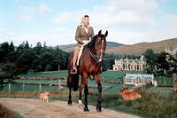 Balmoral est la résidence estivale de la reine. Au programme de ses activités : longues promenades à cheval accompagnée de ses fidèles corgis, ici en 1965.
