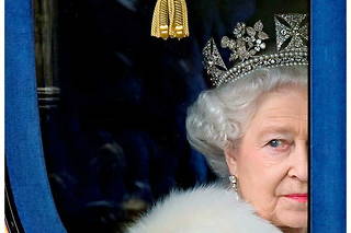 Elizabeth II, ici en 2009, de retour vers le palais de Buckingham après avoir prononcé le discours du Trône devant le Parlement.
