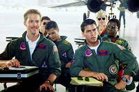Anthony Edwards (alias Goose) et Tom Cruise (alias Maverick) dans <<  Top Gun >>  de Tony Scott (1986). Un film au scenario inspire d'un article paru en 1983 dans le magazine << California >>.

