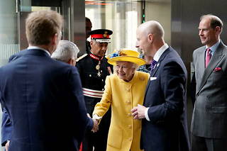 Elizabeth II lors de l'inauguration de la ligne de métro portant son nom. 
