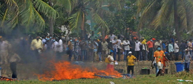 Des manifestants ont mis le feu a proximite des bureaux du president sri-lankais Gotabaya Rajapaksa, a Colombo, le 9 mai 2022.
