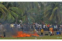 Des manifestants ont mis le feu à proximité des bureaux du président sri-lankais Gotabaya Rajapaksa, à Colombo, le 9 mai 2022.

