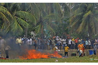 Des manifestants ont mis le feu à proximité des bureaux du président sri-lankais Gotabaya Rajapaksa, à Colombo, le 9 mai 2022.
