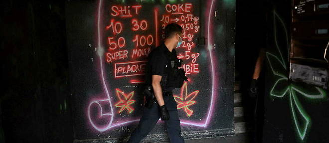 Un policier devant le << menu >> drogue dans une cite marseillaise.
