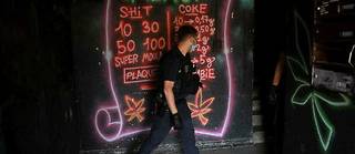 Un policier devant le « menu » drogue dans une cité marseillaise.
