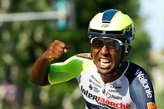 Victoire historique que celle de Bibiam Girmay à la 10 e étape du Giro d'Italie. Ce 17 mai, c'est la première fois qu'un subsaharien remporte une étape du Tour d'Italie. 
