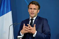 Emmanuel Macron a « confirmé que les livraisons d'armes par la France se poursuivront et gagneront en intensité dans les jours et semaines qui viennent, de même que l'acheminement d'équipement humanitaire », vers l'Ukraine. 
