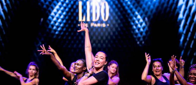 La danseuse Victoria sur la scene du cabaret du Lido a Paris, le 10 septembre 2019.
 

