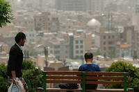 La ville couverte de gris en raison des niveaux eleves de pollution de l&#039;air a Teheran, en Iran, le 8 mai 2022.<br />
