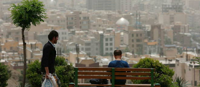 La ville couverte de gris en raison des niveaux élevés de pollution de l'air à Téhéran, en Iran, le 8 mai 2022.
 

