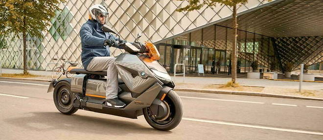 Les ventes de scooters electriques, comme le BMW CE 04, explosent en 2022.
