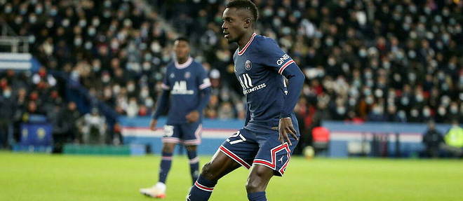 Joueur du Paris-Saint-Germain et international senegalais, Idrissa Gana Gueye est accuse d'avoir sciemment refuse de participer l'annee derniere et cette annee a des matchs en solidarite a la lutte contre l'homophobie.
