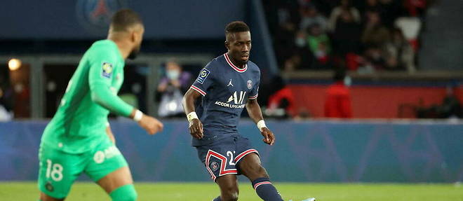 Idrissa Gueye sous le maillot du PSG le 26 fevrier face a Saint-Etienne.
