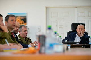 Le Premier ministre israélien Naftali Bennett, à droite.
