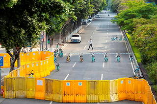  Une clôture temporaire isole un quartier de Guangzhou (province du Guangdong) après l’apparition de cas de Covid, le 13 avril. Une des mesures de la politique « zéro Covid » initiée par Pékin.  ©JULIEN LAN