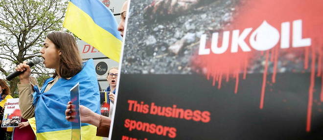 Manifestation devant le siege de la major du petrole russe Lukoil, a Bruxelles, en soutien au peuple ukrainien.

