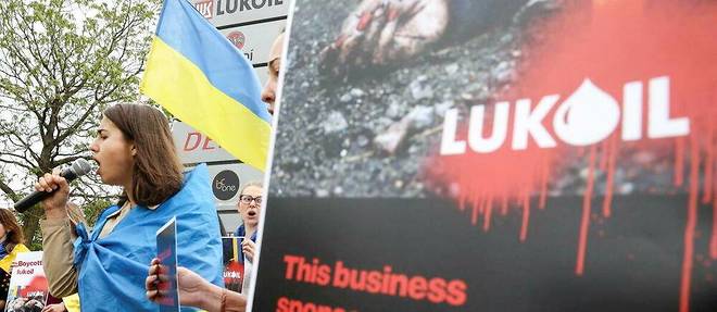 Manifestation devant le siège de la major du pétrole russe Lukoil, à Bruxelles, en soutien au peuple ukrainien.
