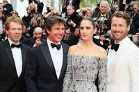 Jerry Bruckheimer, Tom Cruise, Jennifer Connelly et Glen Powell sur le tapis rouge de  << Top Gun : Maverick >>, le 18 mai, lors du 75 e  Festival de Cannes.
