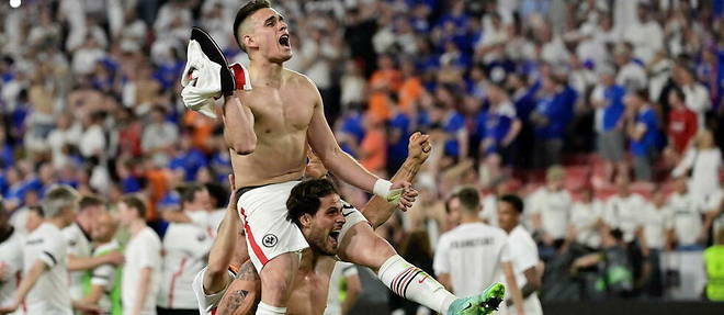 Les joueurs de Francfort celebrent leur victoire apres avoir remporte leur match final de l'UEFA Europa League face aux Glasgow Rangers, a Seville le 18 mai 2022.
 

