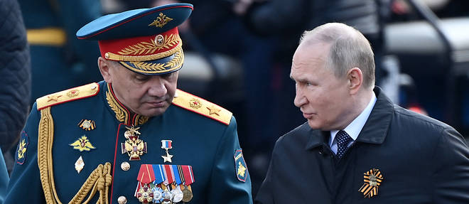 Le ministre russe de la Defense Serguei Choigou, ici aux cotes de Vladimir Poutine, a assure vendredi que la conquete de la region ukrainienne de Louhansk etait presque achevee.
