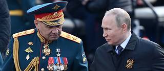 Le ministre russe de la Défense Sergueï Choïgou, ici aux côtés de Vladimir Poutine, a assuré vendredi que la conquête de la région ukrainienne de Louhansk était presque achevée.
