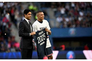 Kylian Mbappé restera trois années de plus au Paris Saint-Germain.
