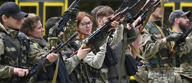 A Kiev, des recrues a l'entrainement en vue de la reconquete
