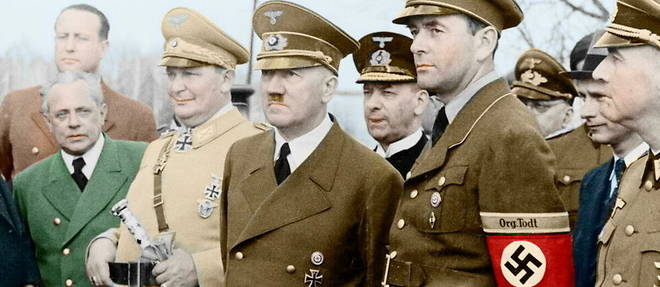 Adolf Hitler aux cotes de Goring et d'Albert Speer, en avril 1942.
