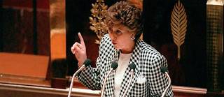 Édith Cresson prononce un discours, le 22 mai 1991 à la tribune de l'Assemblée nationale, lors de la déclaration de politique générale de son gouvernement.
