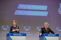 La commissaire europeenne a la Concurrence Margrethe Vestager et le commissaire charge du Numerique Thierry Breton, lors d'une conference de presse sur l'identite numerique, en juin 2021.
