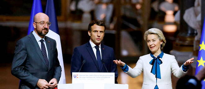 Le president du Conseil europeen Charles Michel, le president francais Emmanuel Macron et la presidente de la Commission europeenne Ursula von der Leyen a Versailles le 11 mars 2022.
