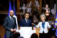 Le président du Conseil européen Charles Michel, le président français Emmanuel Macron et la présidente de la Commission européenne Ursula von der Leyen à Versailles le 11 mars 2022.
