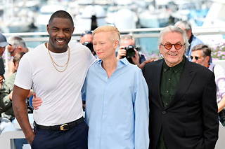 À Cannes, Idris Elba, Tidla Swinton et George Miller pour « Trois mille ans à t'attendre ».
