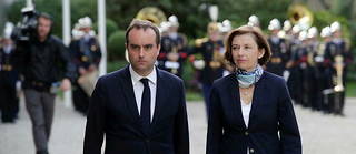 Lors de la cérémonie de passation de pouvoirs entre Florent Parly et son successeur Sébastien Lecornu à l'hôtel de Brienne le 20 mai 2022.  
