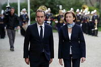 Lors de la ceremonie de passation de pouvoirs entre Florent Parly et son successeur Sebastien Lecornu a l'hotel de Brienne le 20 mai 2022.
