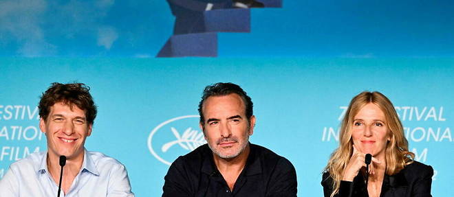 Cedric Jimenez, Jean Dujardin et Sandrine Kiberlain le 23 mai 2022 au Festival de Cannes. 
