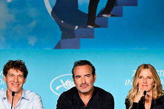 Cédric Jimenez, Jean Dujardin et Sandrine Kiberlain le 23 mai 2022 au Festival de Cannes. 
