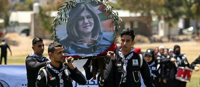 Des jeunes Palestiniens organisent des funerailles simulees pour la journaliste Shireen Abu Akleh, a Gaza, le 17 mai 2022.
 
