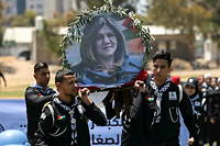 Des jeunes Palestiniens organisent des funérailles simulées pour la journaliste Shireen Abu Akleh, à Gaza, le 17 mai 2022.
 
