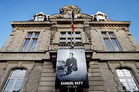 La photo de Samuel Paty sur l'hôtel de ville de Conflans-Sainte-Honorine.

