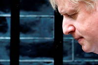 Des photos du Premier ministre britannique Boris Johnson partageant un verre à Downing Street en 2020, en plein confinement, ont relancé les accusations de mensonges contre lui.
