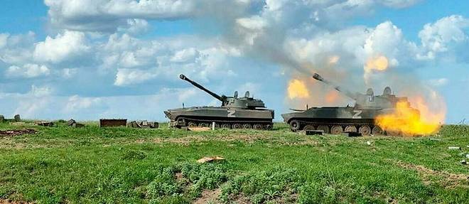 Des blindes russes font feu en direction des lignes ukrainiennes dans la region de Donetsk, dans le Donbass, le 20 mai 2022.

