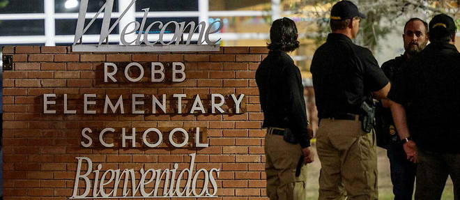 Consternation and emotion around the Robb Elementary primary school.
