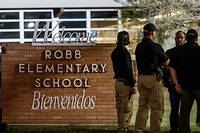 Consternation et émotion autour de l'école primaire Robb Elementary.
