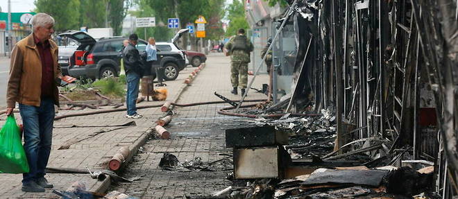 Un marche de Donetsk detruit dans les combats entre les armees russes et ukrainiennes,  le 9 mai. 
