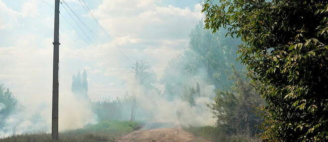 La route qui relie Bakhmout et Sievierodonetsk, le 24 mai 2022. Les soldats russes, a couvert dans les bois, sont a moins de deux kilometres.
