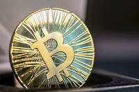            Entre le 10 novembre 2021, où il avait atteint un pic de 69 000 dollars et le 19 mai, où il cotait 28 600 dollars, le bitcoin a plongé de 58 %.
